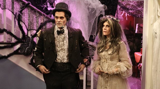 Modern Family - Halloween - Photos - Ty Burrell, Julie Bowen