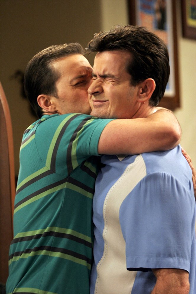 Two and a Half Men - Season 3 - Your Dismissive Attitude Toward Boobs - Photos - Jon Cryer, Charlie Sheen