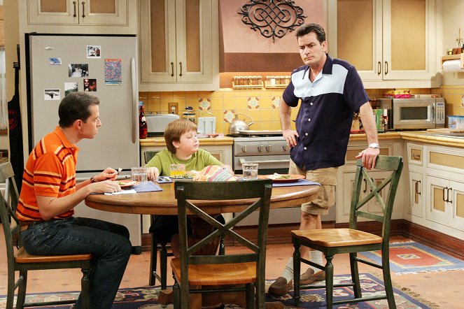 Two and a Half Men - We Called It Mr. Pinky - Photos - Angus T. Jones, Charlie Sheen