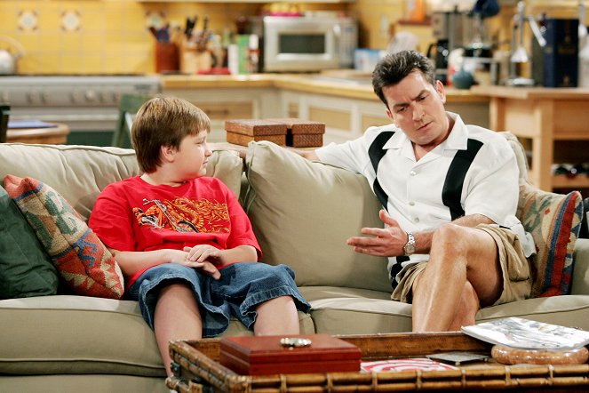 Two and a Half Men - Mr. Pinky und Mr. Pipi - Filmfotos - Angus T. Jones, Charlie Sheen