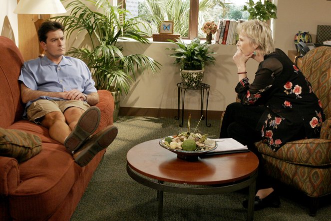 Two and a Half Men - That Special Tug - Photos - Charlie Sheen, Jane Lynch