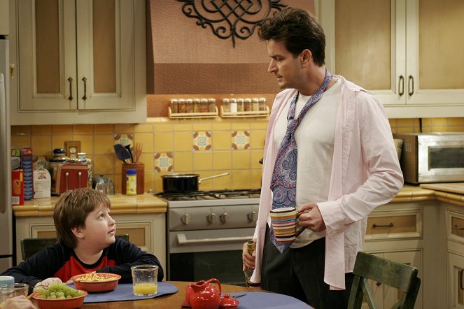Two and a Half Men - My Tongue Is Meat - Photos - Angus T. Jones, Charlie Sheen
