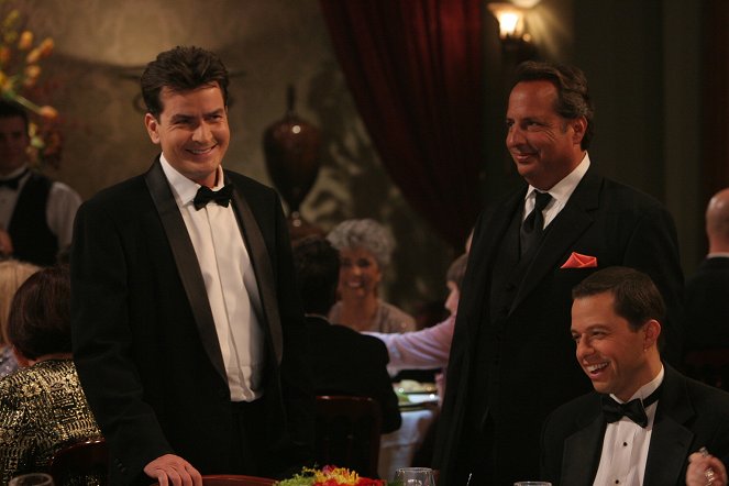 Two and a Half Men - The Unfortunate Little Schnauzer - Photos - Charlie Sheen, Jon Lovitz, Jon Cryer