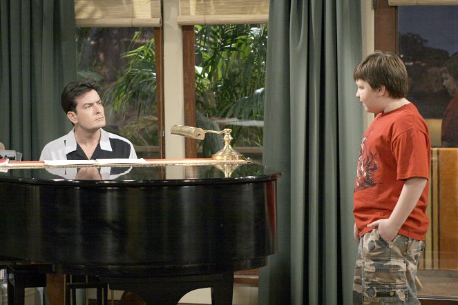 Two and a Half Men - And the Plot Moistens - Photos - Charlie Sheen, Angus T. Jones