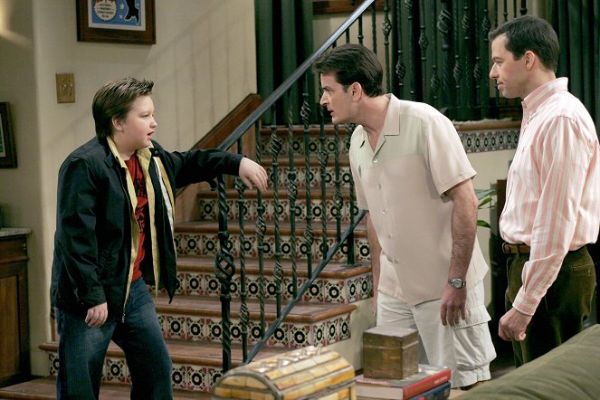 Two and a Half Men - Just Once with Aunt Sophie - Photos - Angus T. Jones, Charlie Sheen, Jon Cryer