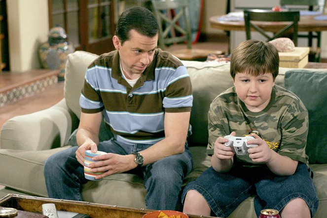 Two and a Half Men - Just Once with Aunt Sophie - Photos - Jon Cryer, Angus T. Jones