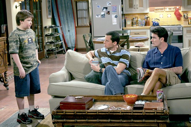 Two and a Half Men - Season 3 - Just Once with Aunt Sophie - Photos - Angus T. Jones, Jon Cryer, Charlie Sheen