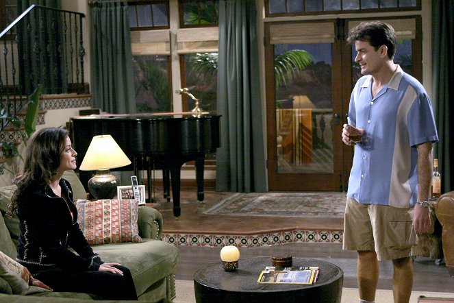 Two and a Half Men - Season 3 - Arguments for the Quickie - Photos - Emmanuelle Vaugier, Charlie Sheen