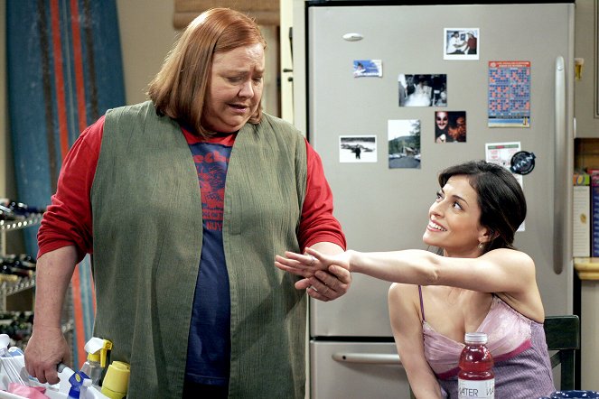 Two and a Half Men - Season 3 - That Pistol-Packin' Hermaphrodite - Photos - Conchata Ferrell, Emmanuelle Vaugier