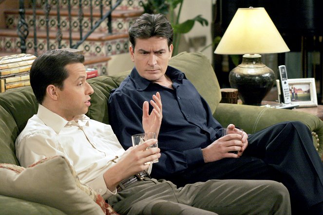 Two and a Half Men - That Pistol-Packin' Hermaphrodite - Photos - Jon Cryer, Charlie Sheen