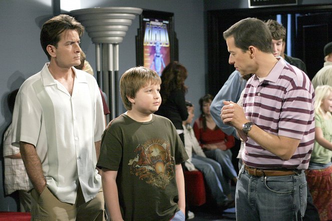 Two and a Half Men - Corey's Been Dead for an Hour - Photos - Charlie Sheen, Angus T. Jones, Jon Cryer