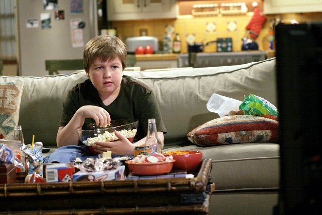 Two and a Half Men - Corey's Been Dead for an Hour - Photos - Angus T. Jones