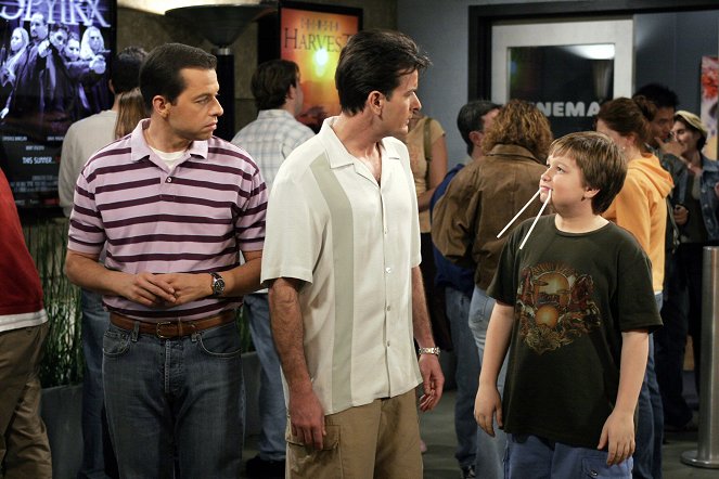 Two and a Half Men - Corey's Been Dead for an Hour - Photos - Jon Cryer, Charlie Sheen, Angus T. Jones