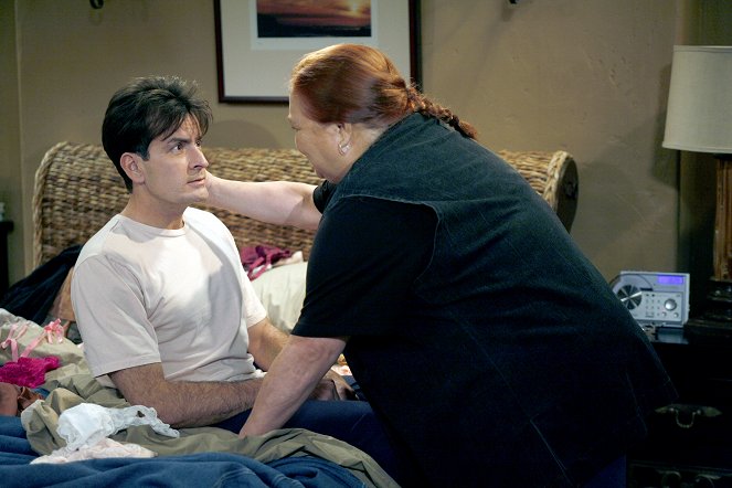 Two and a Half Men - Kissing Abraham Lincoln - Photos - Charlie Sheen, Conchata Ferrell