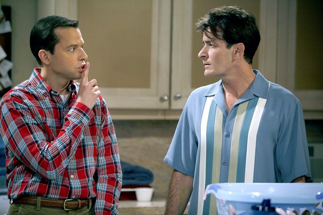 Two and a Half Men - Kissing Abraham Lincoln - Photos - Jon Cryer, Charlie Sheen