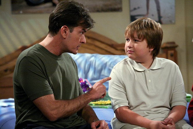 Two and a Half Men - Season 5 - Large Birds, Spiders and Mom - Photos - Charlie Sheen, Angus T. Jones