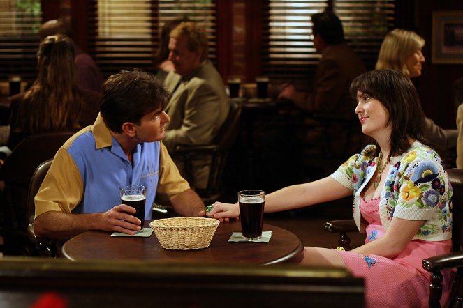 Two and a Half Men - City of Great Racks - Photos - Charlie Sheen, Melanie Lynskey