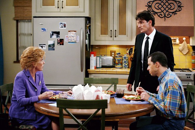 Two and a Half Men - Help Daddy Find His Toenail - Photos - Holland Taylor, Charlie Sheen, Jon Cryer