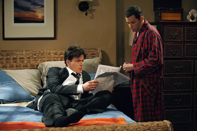 Two and a Half Men - Help Daddy Find His Toenail - Photos - Charlie Sheen, Jon Cryer