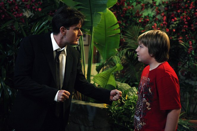Two and a Half Men - Help Daddy Find His Toenail - Photos - Charlie Sheen, Angus T. Jones