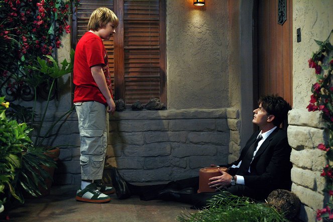 Two and a Half Men - Help Daddy Find His Toenail - Photos - Angus T. Jones, Charlie Sheen