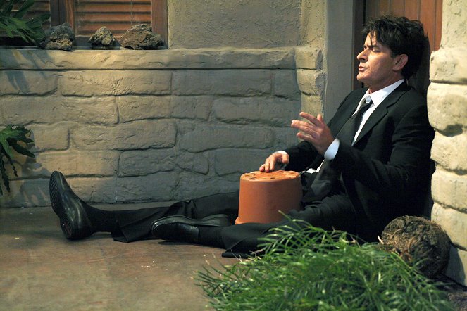 Two and a Half Men - Season 5 - Help Daddy Find His Toenail - Photos - Charlie Sheen