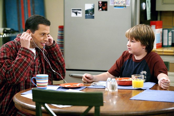 Two and a Half Men - Help Daddy Find His Toenail - Photos - Jon Cryer, Angus T. Jones