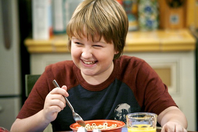 Two and a Half Men - Help Daddy Find His Toenail - Photos - Angus T. Jones