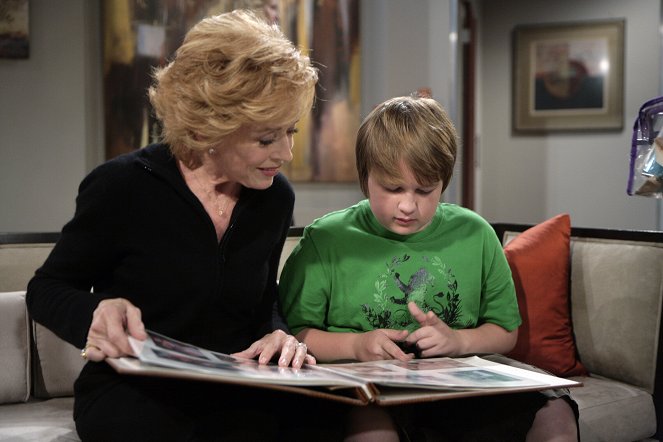 Two and a Half Men - Season 5 - Our Leather Gear Is in the Guest Room - Photos - Holland Taylor, Angus T. Jones