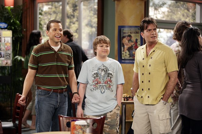 Two and a Half Men - The Soil is Moist - Photos - Jon Cryer, Angus T. Jones, Charlie Sheen