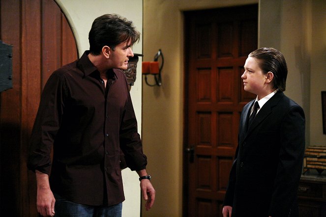 Two and a Half Men - Season 5 - Winky-Dink Time - Photos - Charlie Sheen, Angus T. Jones