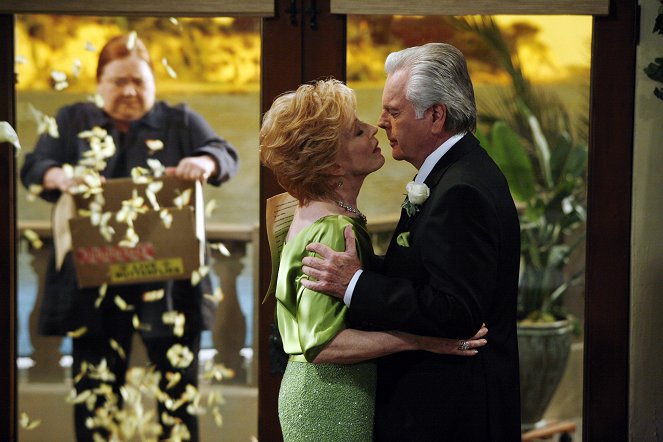Two and a Half Men - Season 5 - Look at Me, Mommy, I'm Pretty - Photos - Holland Taylor, Robert Wagner