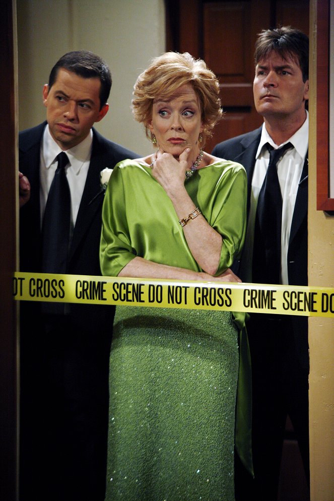 Two and a Half Men - Season 5 - Fish in a Drawer - Photos - Jon Cryer, Holland Taylor, Charlie Sheen