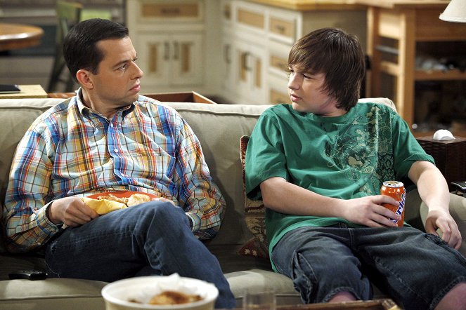 Two and a Half Men - Season 6 - Baseball Was Better with Steroids - Photos - Jon Cryer, Angus T. Jones