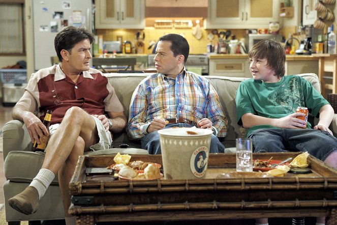 Two and a Half Men - Baseball Was Better with Steroids - Van film - Charlie Sheen, Jon Cryer, Angus T. Jones