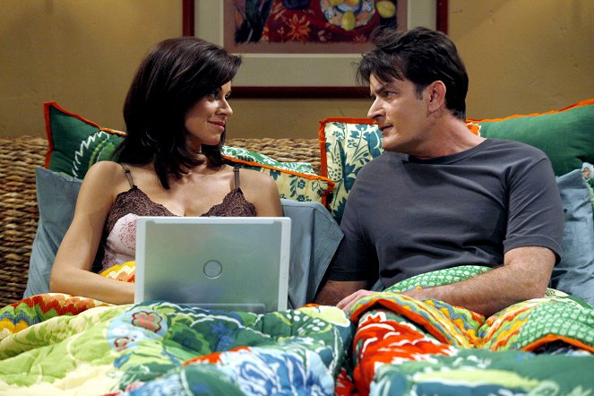 Two and a Half Men - Baseball Was Better with Steroids - Van film - Jennifer Taylor, Charlie Sheen