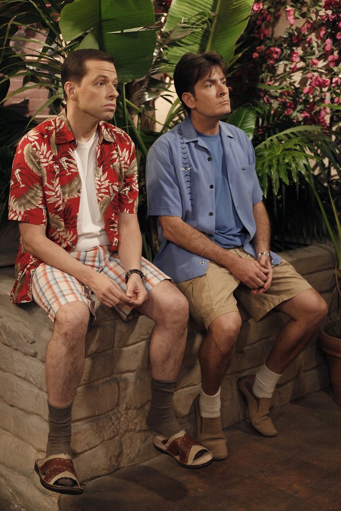 Two and a Half Men - Season 7 - Whipped Unto the Third Generation - Photos - Jon Cryer, Charlie Sheen