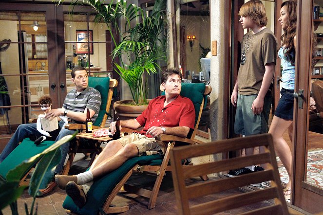 Two and a Half Men - Whipped Unto the Third Generation - Photos - Charlie Sheen, Jon Cryer, Angus T. Jones, Tinashe