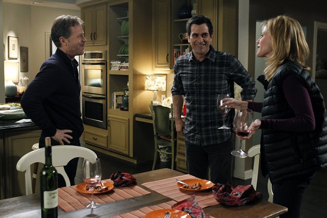 Modern Family - Season 3 - Me? Jealous? - Van film - Greg Kinnear, Ty Burrell, Julie Bowen