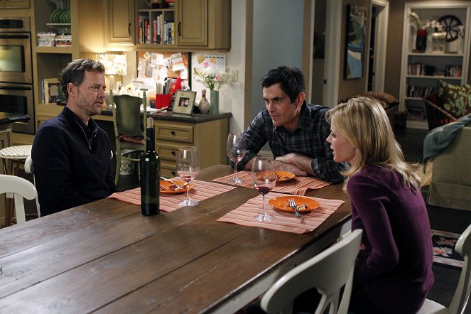 Modern Family - Season 3 - Me? Jealous? - Van film - Greg Kinnear, Ty Burrell, Julie Bowen