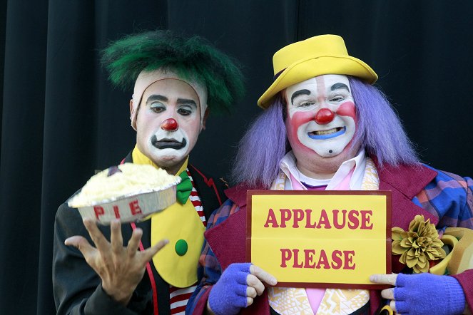 Modern Family - Season 3 - Send Out the Clowns - Photos - Eric Stonestreet