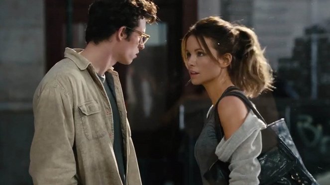 The Only Living Boy in New York - Photos - Callum Turner, Kate Beckinsale