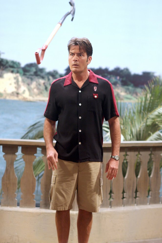Two and a Half Men - Mmm, Fish. Yum. - Photos - Charlie Sheen