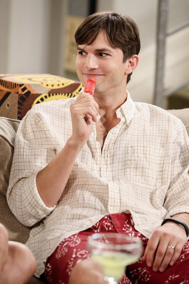 Two and a Half Men - Sex with an Animated Ed Asner - Photos - Ashton Kutcher