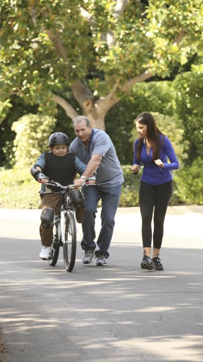 Modern Family - Slow Down Your Neighbors - Photos - Rico Rodriguez, Ed O'Neill, Sofía Vergara