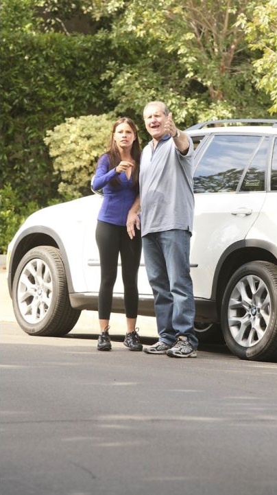 Modern Family - Slow Down Your Neighbors - Photos - Sofía Vergara, Ed O'Neill