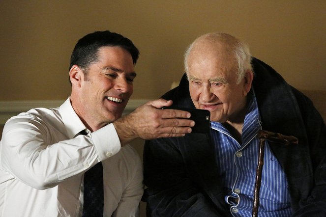Criminal Minds - A Place at the Table - Van film - Thomas Gibson, Edward Asner