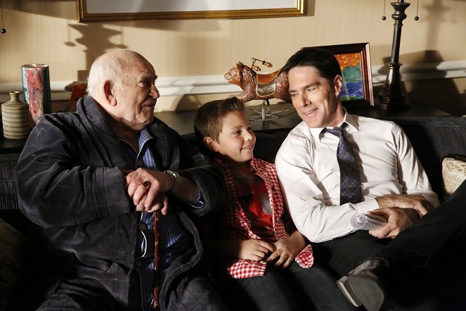 Criminal Minds - A Place at the Table - Van film - Edward Asner, Thomas Gibson