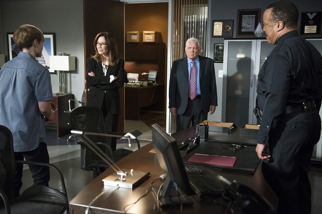 Major Crimes - A Rose Is a Rose - Photos - Mary McDonnell, G. W. Bailey