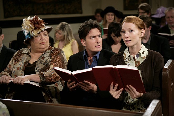 Two and a Half Men - A Jock Strap in Hell - Photos - Conchata Ferrell, Charlie Sheen, Alicia Witt